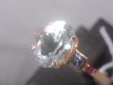 Gros plan sur une bague contenant une pierre