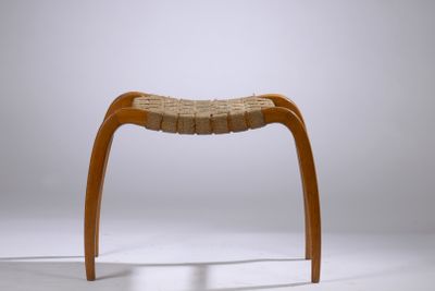 un gros plan sur un tabouret en bois avec une assise tressée