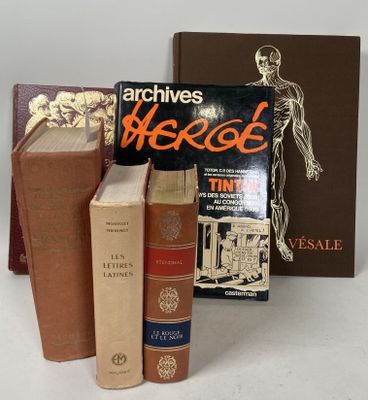 plusieurs livres sont empilés sur une table