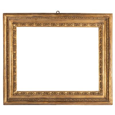 un cadre doré accroché à un mur blanc