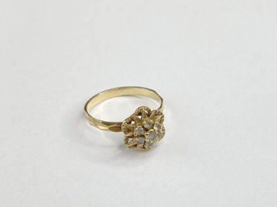 gros plan d'une bague en or sur une surface blanche