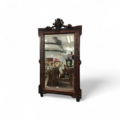 Important miroir en bois et stuc polychrome, le fronton orné…