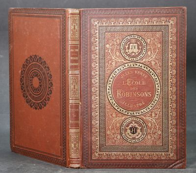 un vieux livre à la couverture brune posé sur une table