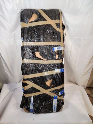 une valise entourée de ruban adhésif, posée sur une chaise blanche