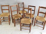 six chaises en bois sont alignées sur un sol blanc