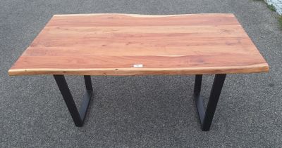 une photo d'une table en bois avec des pieds en métal