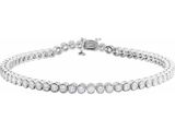 un bracelet de tennis en diamants sur fond blanc