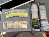 beaucoup de cartes de baseball dans une boîte posée sur la table