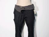 un mannequin sur un pied de mannequin, vêtu d'un pantalon à carreaux noirs et blancs