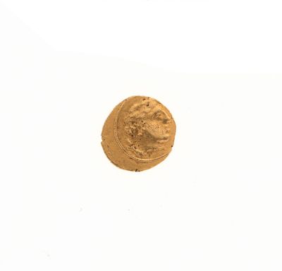 une image d'une pièce d'or sur une surface blanche
