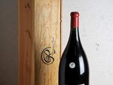 une bouteille de vin posée à côté d'une caisse en bois