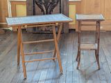 deux tables posées à même le sol dans la pièce