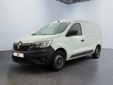 La camionnette blanche est garée dans une grande pièce.