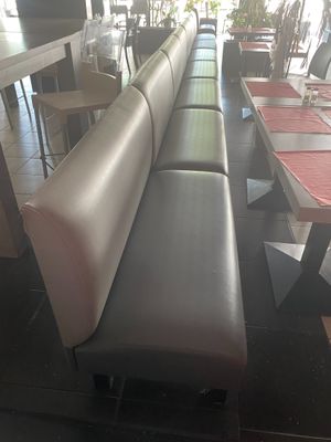 un long banc au milieu d'une longue table