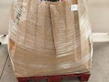 un grand sac poubelle posé sur une palette