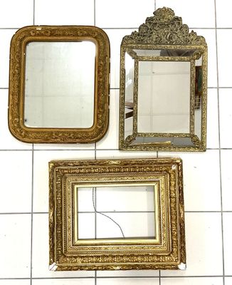 trois miroirs posés par terre les uns à côté des autres