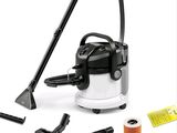un aspirateur posé sur le sol à côté d'autres objets
