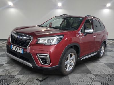 La Subaru rouge est garée sur un sol carrelé à damier