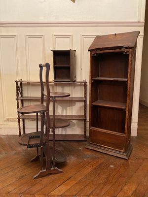 deux chaises et une armoire dans un coin de la pièce