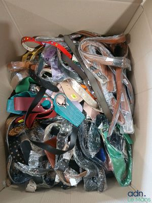 une boîte en carton remplie de toutes sortes de chaussures