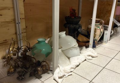 beaucoup d'objets posés sur le sol