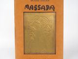 la couverture d'un livre sur laquelle figure le visage d'une femme réalisé en feuille d'or
