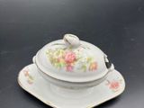une petite assiette blanche ornée d'une fleur rose