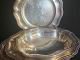 deux assiettes en argent surmontées d'une coquille en argent