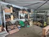 un garage rempli d'objets divers