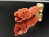 un petit morceau de corail rouge sur un fond noir