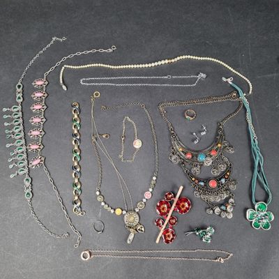 de nombreux colliers et bracelets disposés sur une table