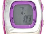 La montre numérique est rose et argentée, avec un bracelet violet.