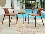 deux chaises et une table devant une piscine