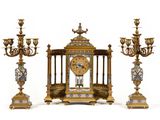 une horloge dorée et trois lustres sur fond blanc