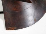 une lampe marron posée sur une table blanche