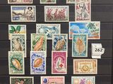 une photo d'un réfrigérateur sur lequel sont collés des timbres