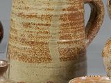 de nombreux types de vases exposés dans une vitrine