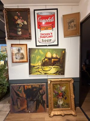 de nombreuses photos encadrées sur le mur de cette pièce