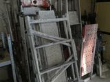 une pile d'échelles qui se trouvent dans un garage