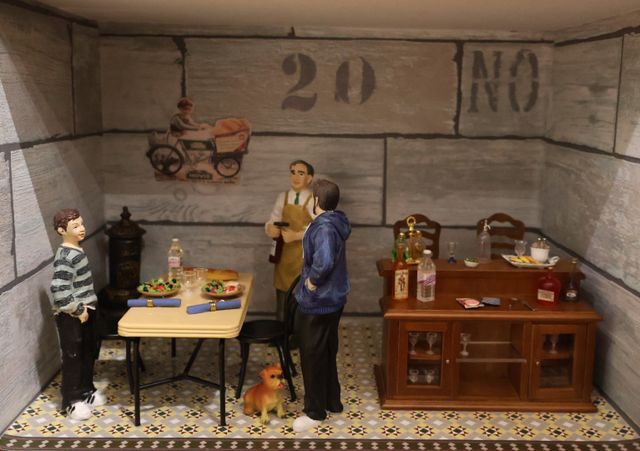 Diorama. Composition miniature, dans une vitrine en bois, vitre e...