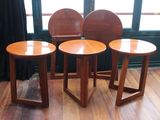 trois chaises en bois placées les unes à côté des autres sur un parquet en bois massif