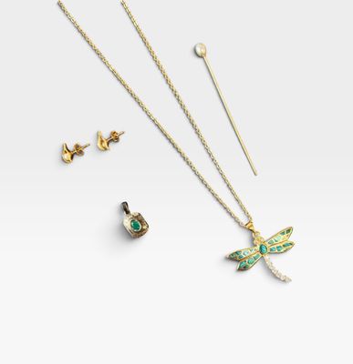 une collection de bijoux comprenant un pendentif en forme de libellule, une paire de boucles d'oreilles et une paire de boucles d'oreilles