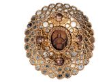 une image représentant une broche en or ornementée d'une effigie de Jésus