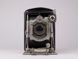 une vieille photo d'un vieil appareil photo sur fond blanc