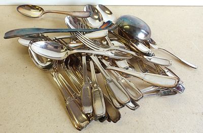 beaucoup de cuillères en argent et de cuillères à soupe sur la table