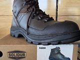 une boîte sur laquelle est posée une paire de chaussures
