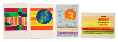 quatre cartes de couleurs différentes, ornées de motifs variés, posées sur un fond blanc