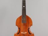 un vieux violon suspendu à une ficelle sur un fond gris