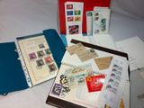 de nombreux types de timbres et d'enveloppes disposés sur une table