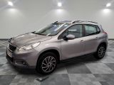 la voiture argentée est garée sur un sol en damier dans le garage